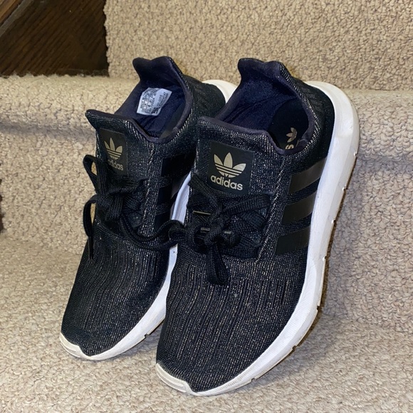 Adidas shoes size 5.5 in black with gold - Picture 3 of 7